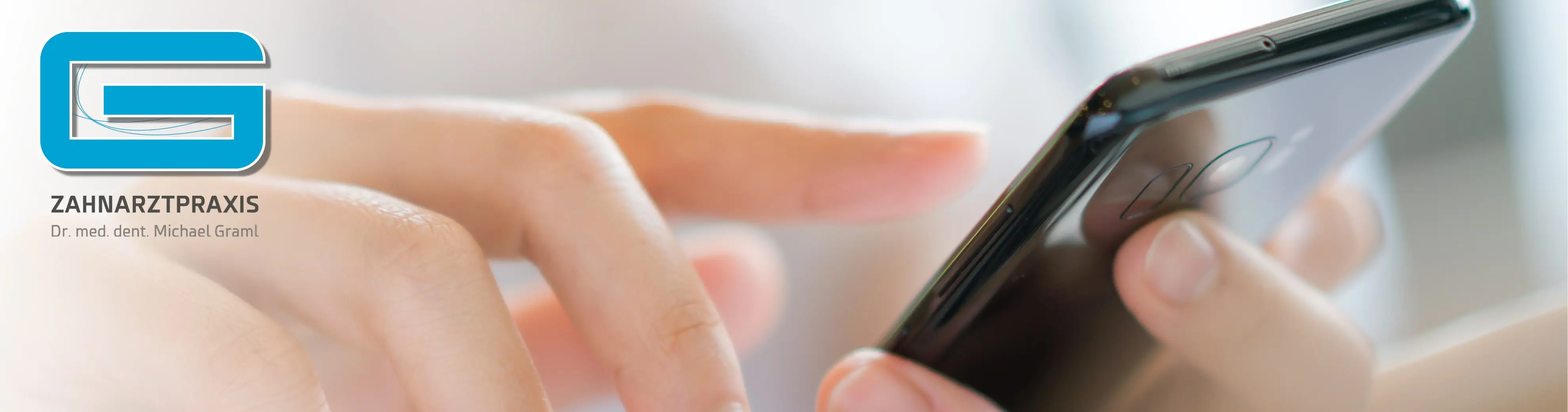 Rechts neben dem Logo der zahnarztpraxis ist eine Nahaufnahme von Händen zu sehen, die ein Smartphone bedienen. Die Finger sind dabei, den Touchscreen zu nutzen – dies symbolisiert eine einfache und moderne Kontaktaufnahme, etwa über eine Praxis-App, Online-Terminbuchung oder Notdienstinformation.

Das Bild vermittelt Professionalität, Zugänglichkeit und zeitgemäße Patientenkommunikation. Die harmonische Farbgebung und der Fokus auf digitale Interaktion deuten auf eine moderne Zahnarztpraxis mit patientenfreundlichem Service hin.
